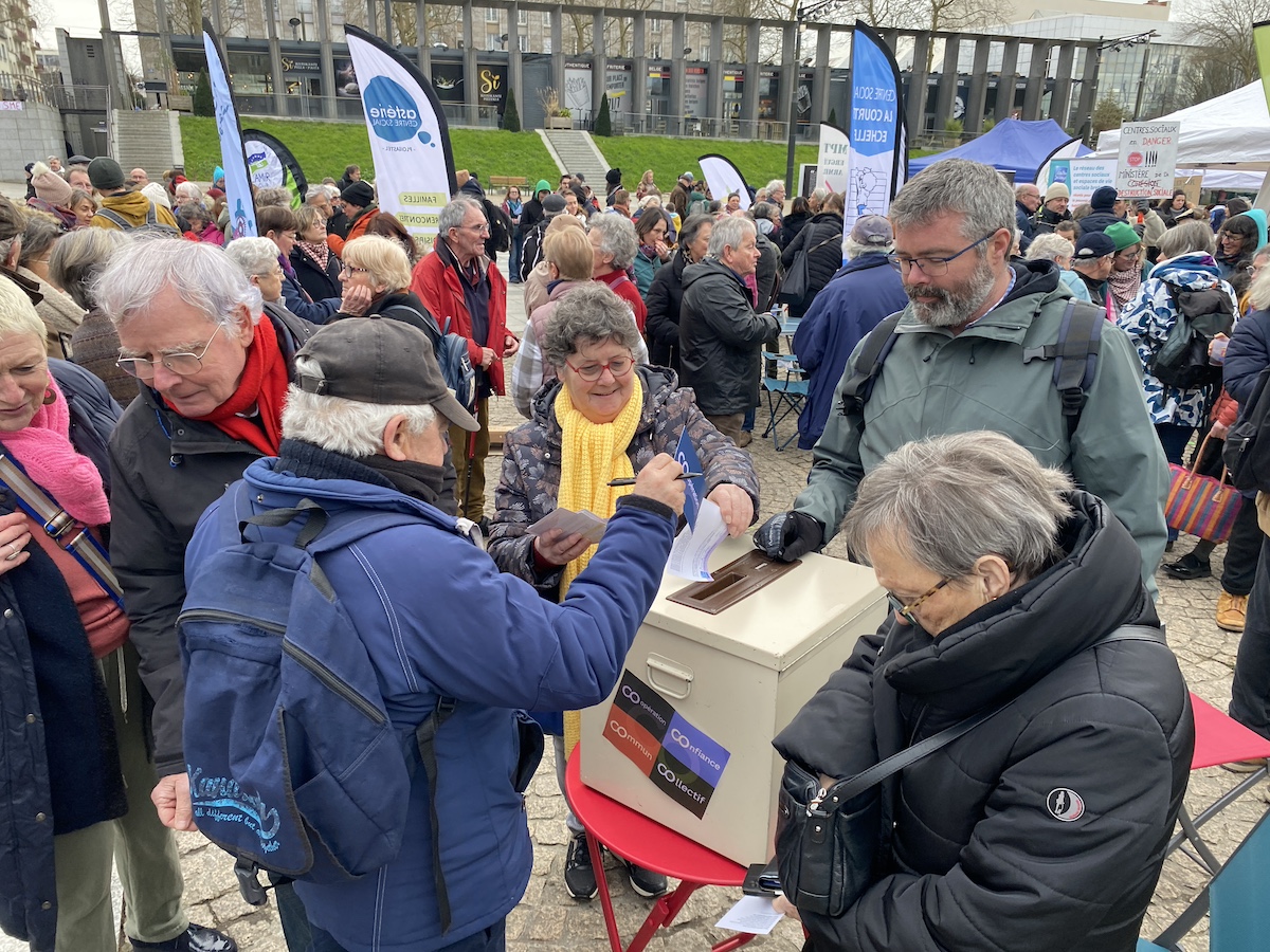 Hier, près de 300 salarié-es et bénévoles de plus de 30 centres sociaux du #Finistère se sont retrouvées, à #Brest pour appeler les pouvoirs publics à soutenir ces structures essentielles pour la cohésion et le lien social et engager une réflexion sur leur modèle économique.