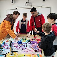 Ha acabat l'estada d'en Ben a l'escola. Per segon any acollim un alumne del <a href="/MIT/">Massachusetts Institute of Technology (MIT)</a> com a professor en pràctiques en el marc del programa Global Teaching Labs <a href="/FundlaCaixaCAT/">Fundació ”la Caixa”</a> 
Vegeu al nostre blog l'experiència:
grans-immaculada-vedruna.blogspot.com/2024/01/tres-s…