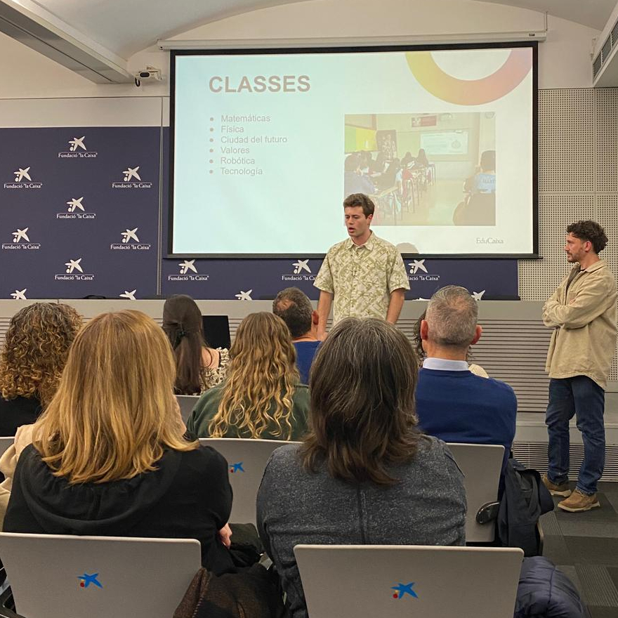 ImmaVedruna's tweet photo. Ha acabat l'estada d'en Ben a l'escola. Per segon any acollim un alumne del @MIT com a professor en pràctiques en el marc del programa Global Teaching Labs @FundlaCaixaCAT 
Vegeu al nostre blog l'experiència:
https://t.co/PvS7qsw3mz https://t.co/R5eFAAIwqY