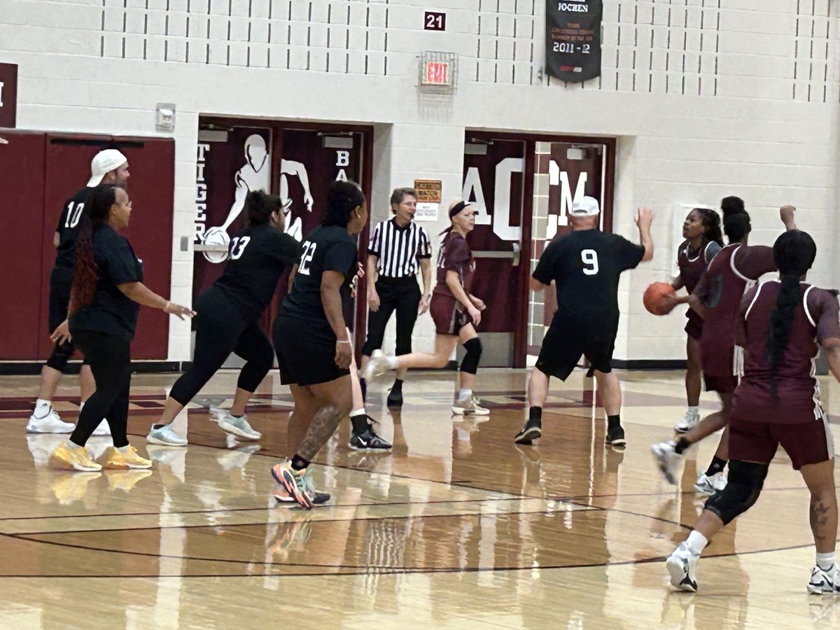 acmladytigerbb's tweet photo. 1st annual parent/coaches vs varsity game was a HUGE success! Lots of laughs, some buckets but even more FUN! Not 2 mention alot of food for the Brazos Valley Food Bank! The winner…Parents/Coaches by 1! @ConsolHS @TheJakeWeese #Service2Others https://t.co/gq7ad2B0Tg
