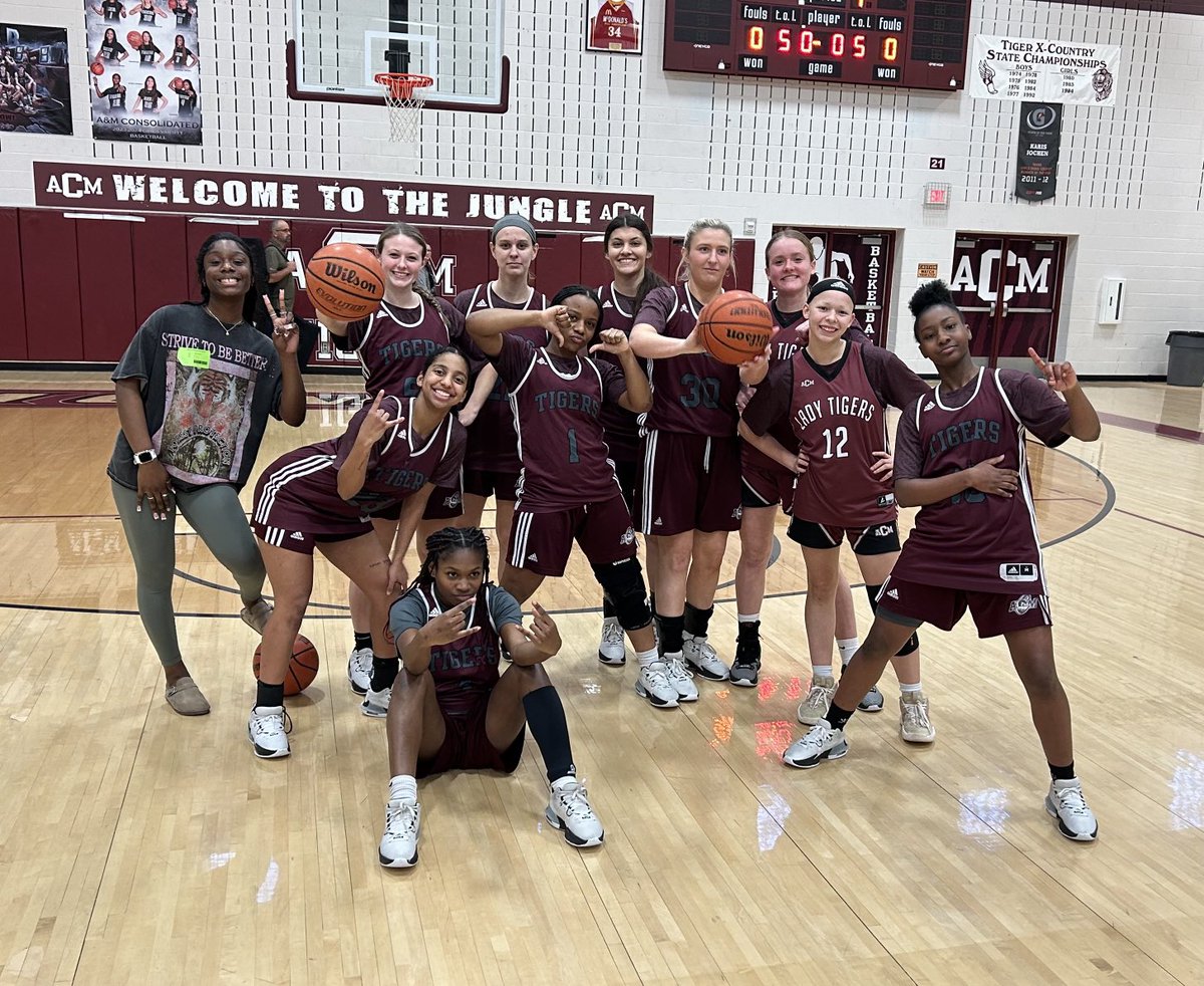 acmladytigerbb's tweet photo. 1st annual parent/coaches vs varsity game was a HUGE success! Lots of laughs, some buckets but even more FUN! Not 2 mention alot of food for the Brazos Valley Food Bank! The winner…Parents/Coaches by 1! @ConsolHS @TheJakeWeese #Service2Others https://t.co/gq7ad2B0Tg