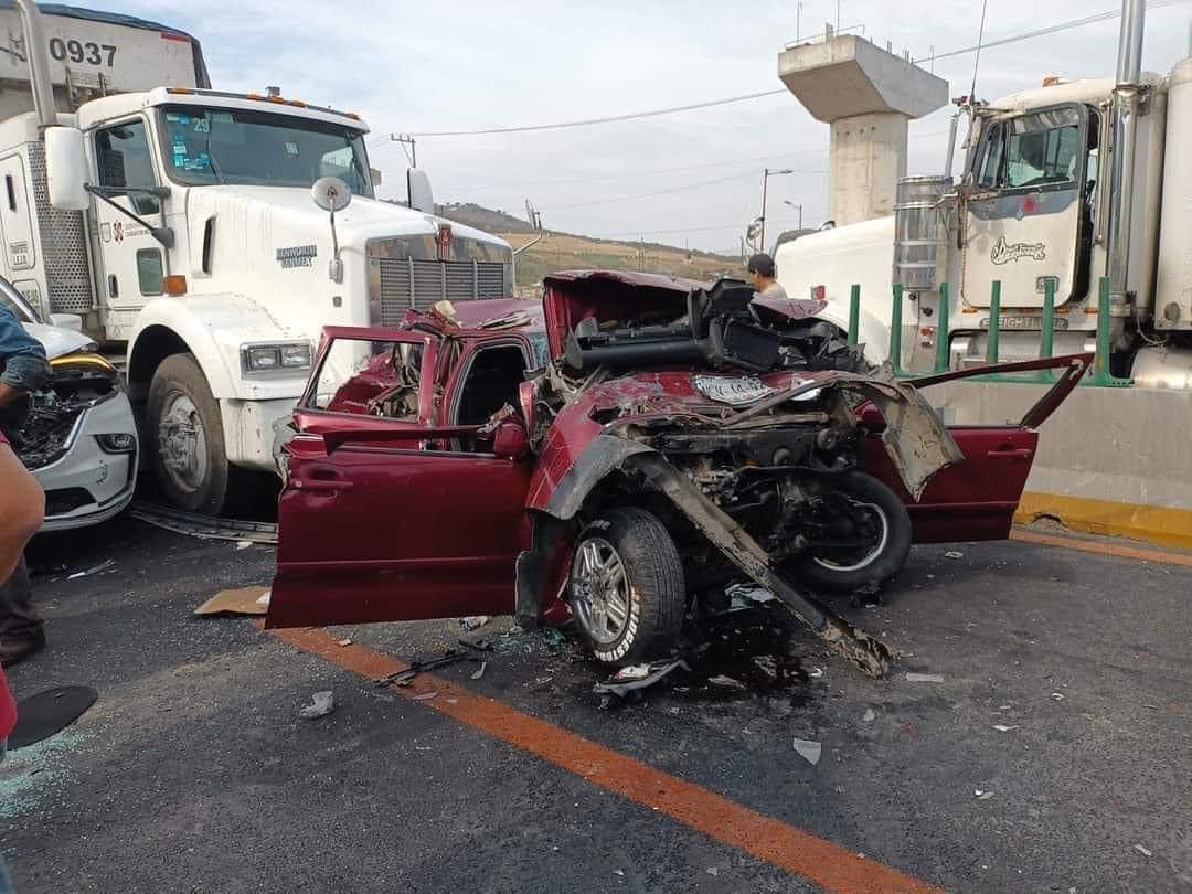 IvoonneGarces's tweet photo. Manejemos con precaución, hoy 4 horas y media parada en el tráfico por un accidente donde un trailer atropello a varios coches. 
Seamos conscientes cuando conduzcamos 
#accidente #mexicopuebla https://t.co/f8ZlxRhBTC