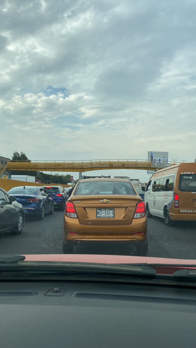IvoonneGarces's tweet photo. Manejemos con precaución, hoy 4 horas y media parada en el tráfico por un accidente donde un trailer atropello a varios coches. 
Seamos conscientes cuando conduzcamos 
#accidente #mexicopuebla https://t.co/f8ZlxRhBTC