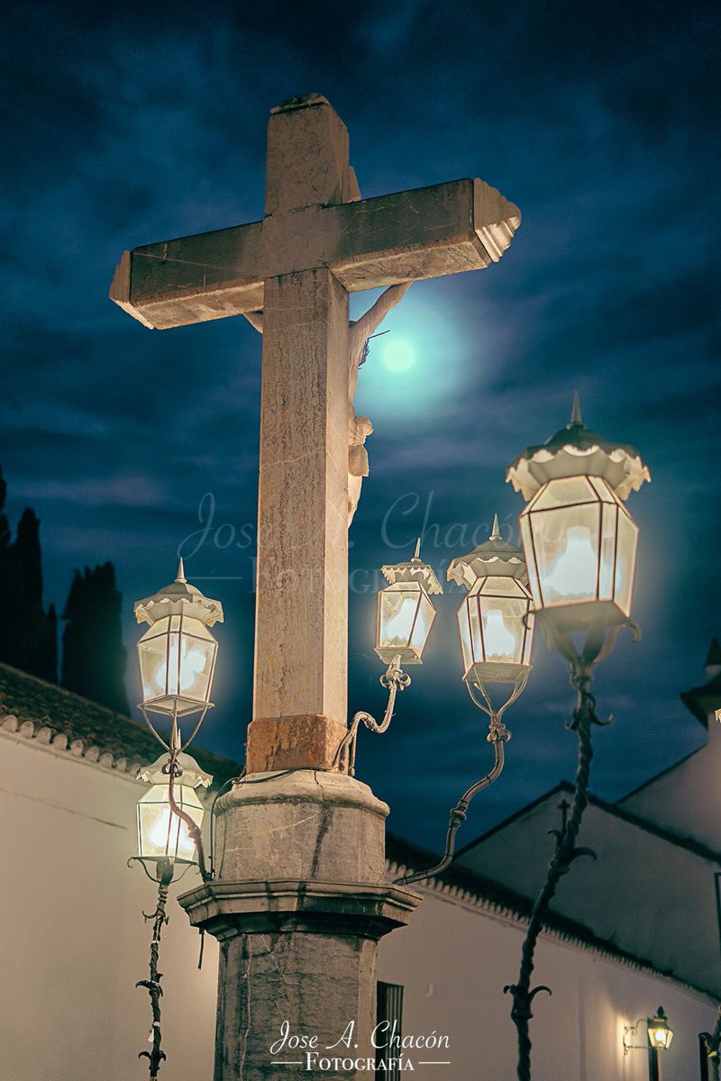 josechaconperez's tweet photo. PLAZA DE CAPUCHINOS CRISTO DE LOS FAROLES BAJO LA LUZ DE LA LUNA #fococor #juderia #andalucia #andalucia_monumental #andaluciaturismo #turismocordoba 
#estaes_andalucia
#andalugrafias 
#cordobapatrimoniodelahumanidad
#turismoespaña
#turismocordoba https://t.co/NLpIi2BXEr