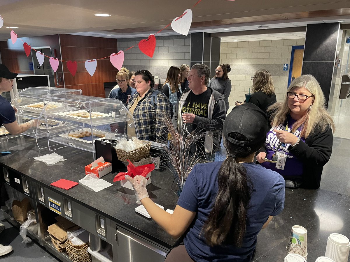 MlleLepa's tweet photo. Another amazing day at Leyden working with our #leydenpride catering students who made 300 desserts for our staff. In just a few days, they mastered Crème brûlée and Financier. I could not be more proud of the work they did. Thank you @aszymczak_fcs for this opportunity! 💛💙🦅 https://t.co/99uuxYmFDQ