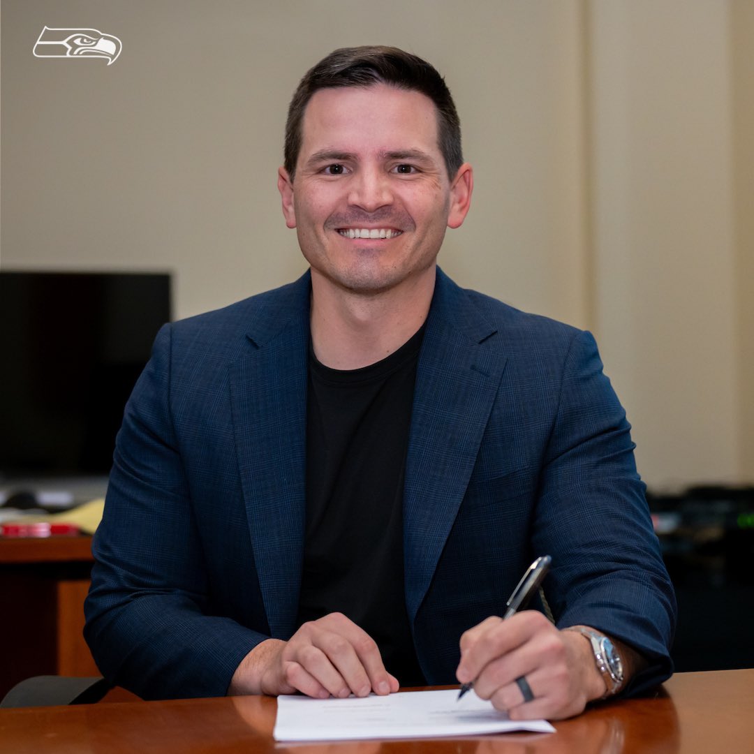Seahawks's tweet photo. Made it official. ✍️ https://t.co/4RK8nZFv0W