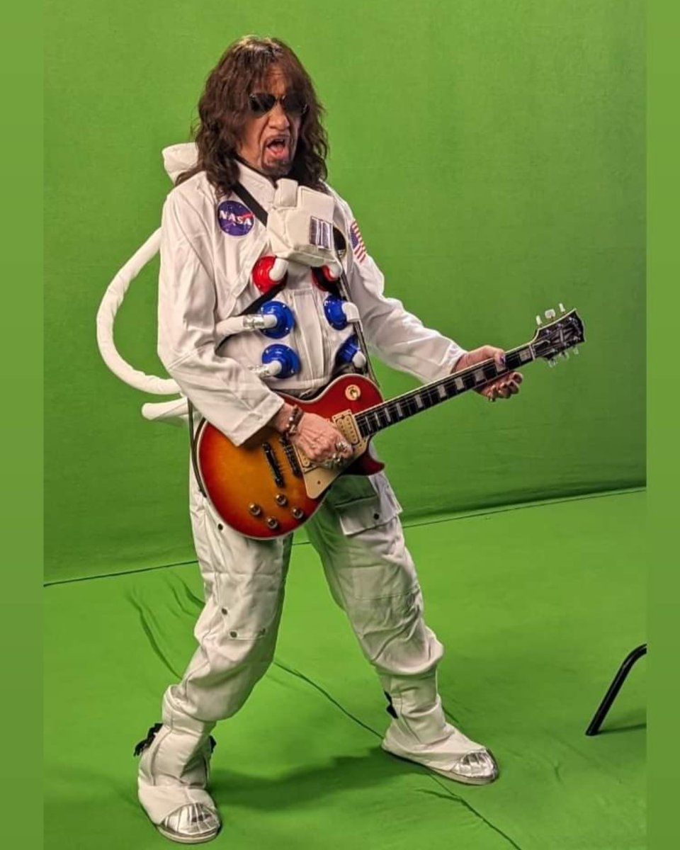 'Walkin' on the Moon' el nuevo video clip de Ace Frehley sale este viernes 2 de Febrero.

Pero ya puedes escuchar el tema acá: bit.ly/48Vfht9

#KISS #TheKissinTime #AceFrehley #Spaceman #TheSpaceman #WalkinOnTheMoon