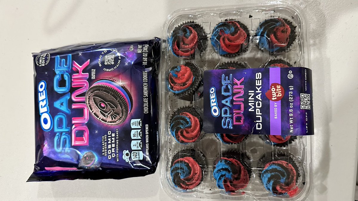 keiffer6's tweet photo. Look what I got today! Space Dunk @Oreo cookies AND Space Dunk mini cupcakes. I must have been a good boy! 🤣🤣
#spacedunk #oreoliftoff #sendmetospace
@Oreo @SpacePerspectiv https://t.co/hQDDH5RaGw