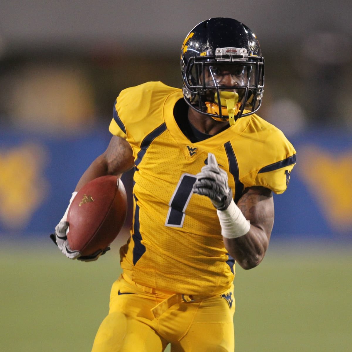 After an amazing conversation with <a href="/CoachChadScott/">Chad Scott</a> I am extremely blessed to receive an offer from <a href="/WVUfootball/">West Virginia Football</a> #bigleaguebacks 

<a href="/er_football/">ER Indians Football</a> <a href="/ER_CoachA/">Hayden Alexander</a> <a href="/CoachBrooks33/">CoachBrooks</a> <a href="/SheltonMont12/">Shelton Montgomery</a> <a href="/JakeLancaster3/">Coach Jake Lancaster</a>