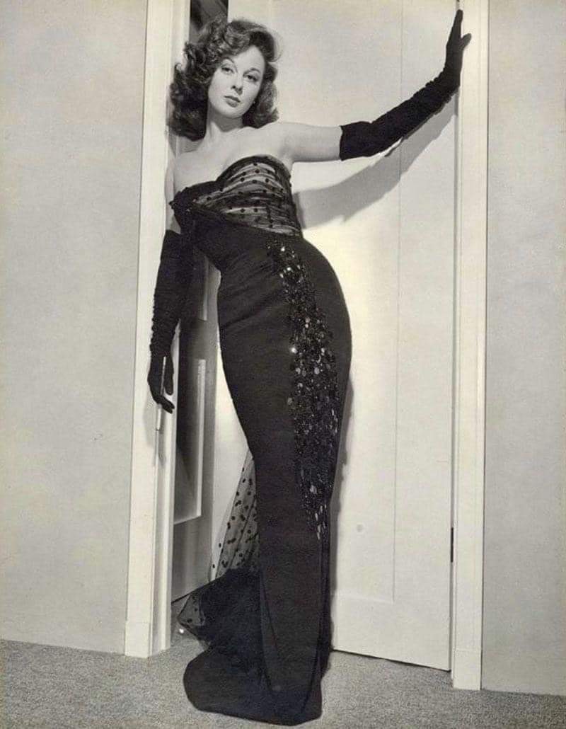 Noirchick1's tweet photo. Opera length gloves and a smoldering Susan Hayward usher in the evening.... https://t.co/yJpGZjN96M