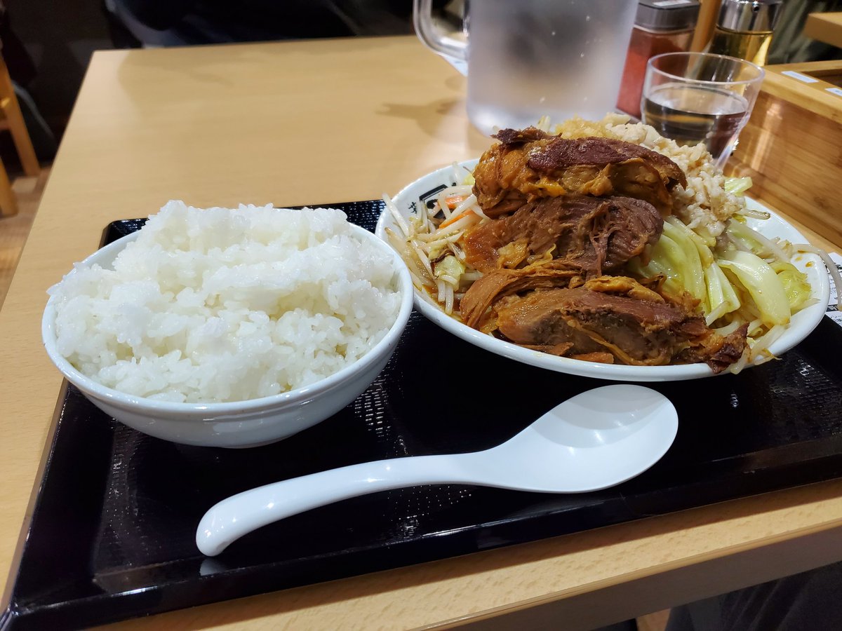 hououmal's tweet photo. 新店のベジ家さんに初訪問

野菜マシマシ 450g
肉マシマシ 150g
にんにく普通 15g
アブラマシ 30g
ご飯大盛 350g

約1kgのメニューでしたが苦しむこと無くペロリと完食

二郎系ラーメンの定食ver.と思って食べると拍子抜けする食べ応えでしたが味は⭕

また来ます😋

#ベジ家
#宇都宮
#二郎系 
#定食 https://t.co/B4Ky8LBUXC
