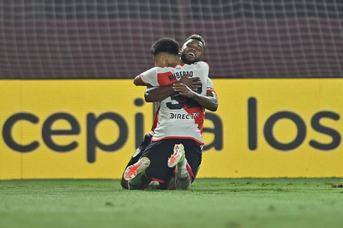 Vino una vez eliminados de la copa
Definió un clásico
Fue suplente de Beltran y lo elogio
NO lo pusieron vs Inter siendo  goleador histórico de la libertadores 
Lo hicieron injustamente suplente de Rondón
No se queja
Goleador de raza
Se alegra así por Ruberto
Borja, nuestro 9