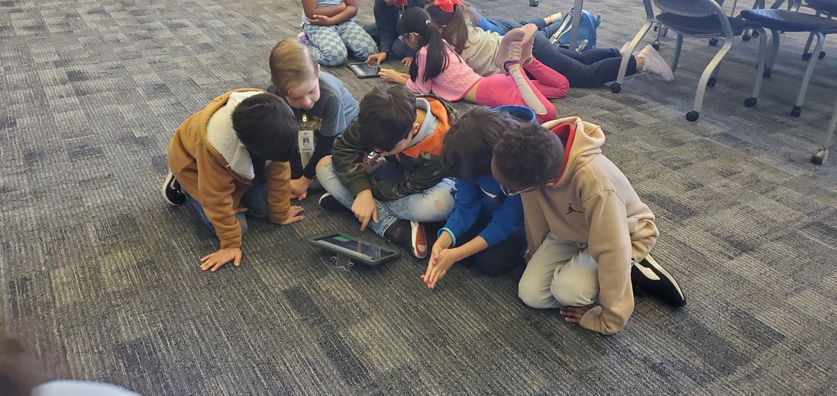 ReesLibrarian's tweet photo. My @ReesStars Battle of the Books teams are gearing up for a great competition! They are excited to get to work! #ReesReads @Alief_Libraries @MireyaFromTX @KathyCherryAP https://t.co/DxJSowrmzC