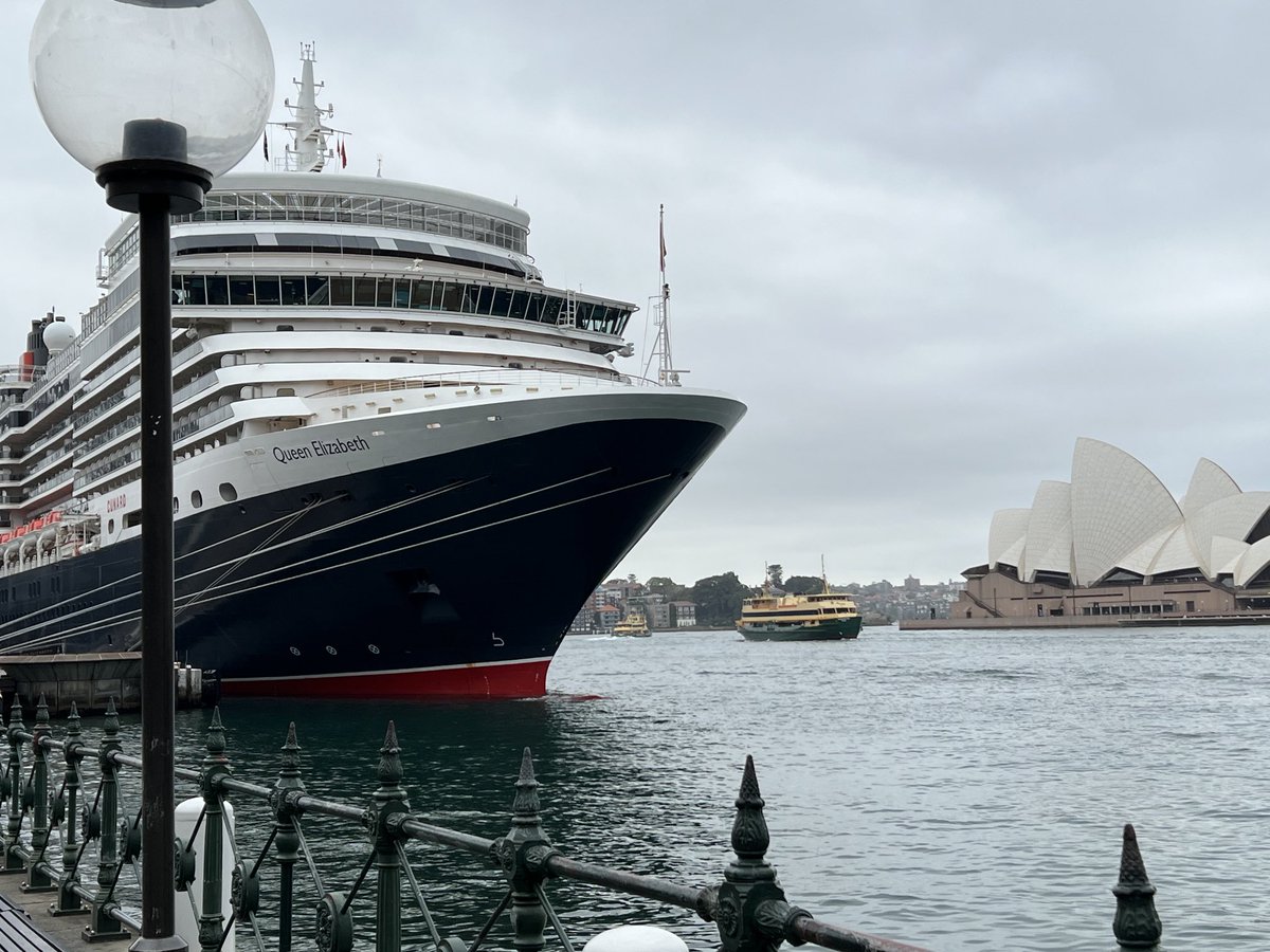 EdwardACMartin's tweet photo. Surprised to meet Queen Elizabeth in Sydney Harbour. Unfortunately no cruise booked #missedout #QueenElizabeth https://t.co/rP0wWQqtY9