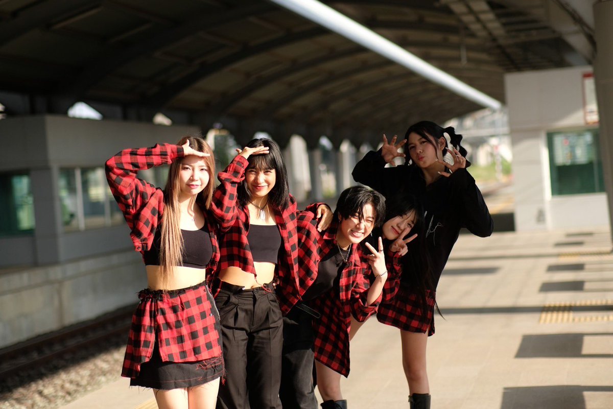 RedLineSRTET's tweet photo. น้องๆศิลปินวัยรุ่นวงไอดอล! วง Berry Berry น่ารักเกินเบอร์ ! ไปเที่ยวคาเฟ่ย่านตลิ่งชัน ที่สำคัญ ขึ้น -ลง สถานีไหนก็จ่ายไม่เกิน 20 บาท!
🎬ติดตามชมคลิบเต็มๆได้ทาง
🔺YouTube•RED Line SRTET🔺
👉🏻 https://t.co/xBsVmLaYMf
และ Digital LED ทุกสถานีรถไฟฟ้าสายสีแดง #VLog #REDLineSRTET https://t.co/F7p50orkyu