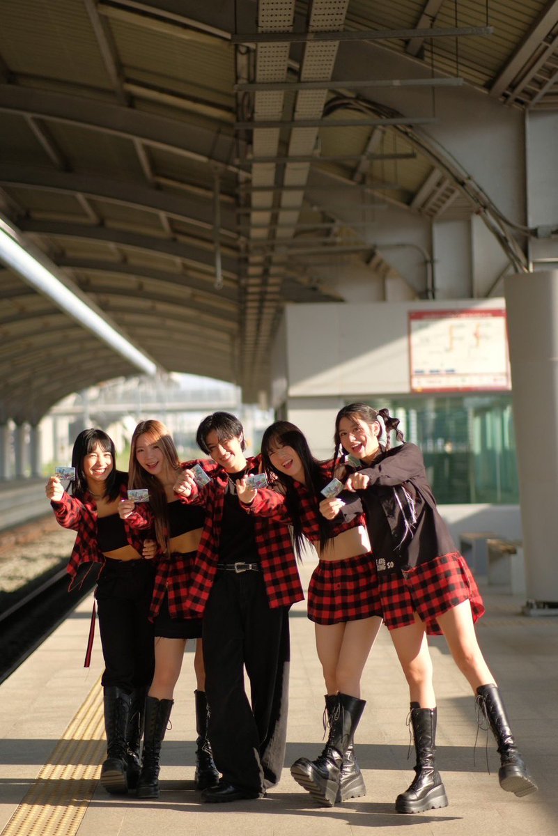 RedLineSRTET's tweet photo. น้องๆศิลปินวัยรุ่นวงไอดอล! วง Berry Berry น่ารักเกินเบอร์ ! ไปเที่ยวคาเฟ่ย่านตลิ่งชัน ที่สำคัญ ขึ้น -ลง สถานีไหนก็จ่ายไม่เกิน 20 บาท!
🎬ติดตามชมคลิบเต็มๆได้ทาง
🔺YouTube•RED Line SRTET🔺
👉🏻 https://t.co/xBsVmLaYMf
และ Digital LED ทุกสถานีรถไฟฟ้าสายสีแดง #VLog #REDLineSRTET https://t.co/F7p50orkyu