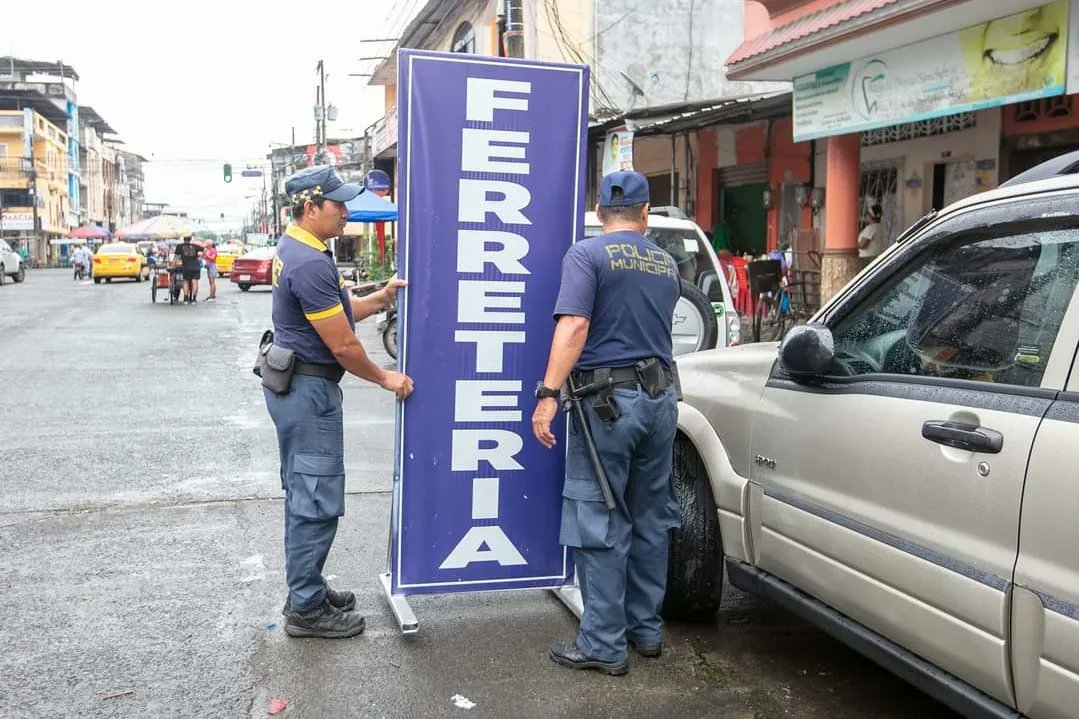 alcaldiabbhy's tweet photo. 👮#OrdenPúblico | Luego del diálogo con algunos comerciantes, procedimos a la reubicación de letreros y productos colocados en las veredas y calles. https://t.co/P8RAZgrCoL