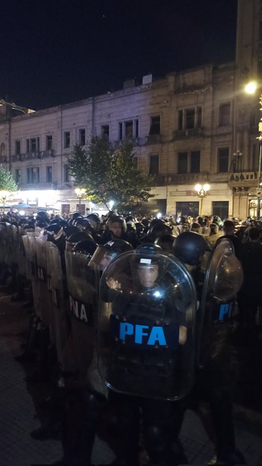 Nos tiraron gas pimienta, estaban prepotentes,soberbios, altaneros, pasados en merca, cortaron la calle