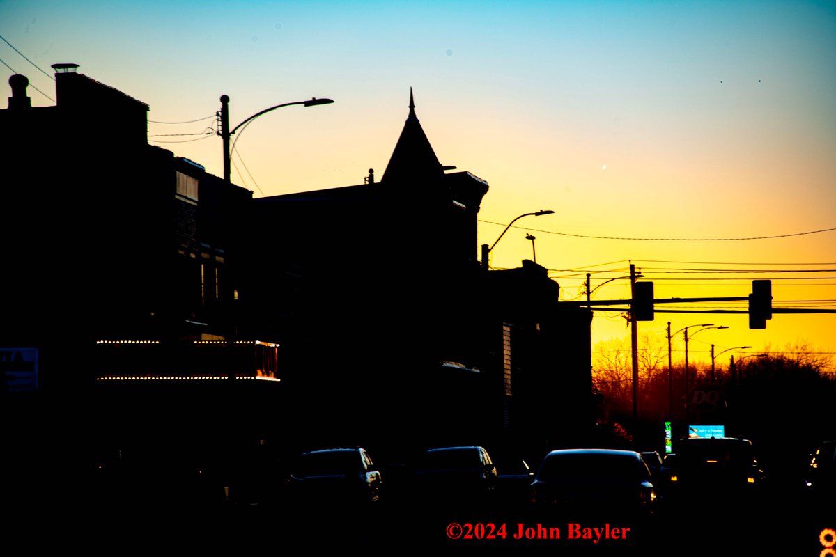 #sunset #smalltownamerica #florail #silloette #johnbaylerphotography #southernillinois #southernillinoisphotographer #sunsetphotography #nikon #nikond6