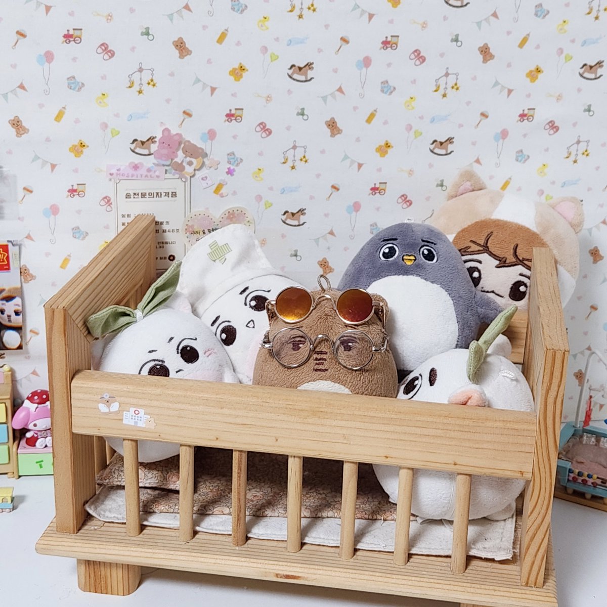 아가들아 니니니선생님이야 ㅂ=ㅂ)~ 진료는 끝났지만 병원 문은 항상 열려있으니 보고싶은 추억들이 있으면 언제든 다시 방문해줘. 가끔 자랑하고싶은 사진이 생기면 보여줘도 좋구. 보고싶을거야 잘 지내!

- 발전하는 실력과 사랑으로, 니니니솜종합병원