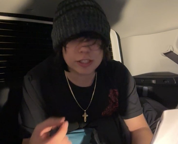 Quackuromi_'s tweet photo. Quackity emo 🩶 https://t.co/LHuTaA0Kjt