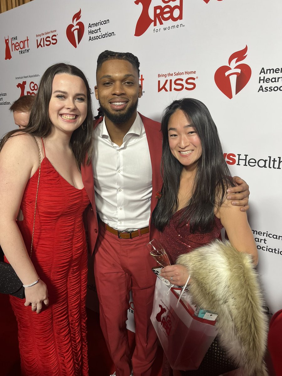 American Heart Association #nationoflifesavers ambassador and @buffalobills safety @HamlinIsland   joins the #kzoogoesred ladies on the red carpet at #reddresscollection for @goredforwomen ❤️
