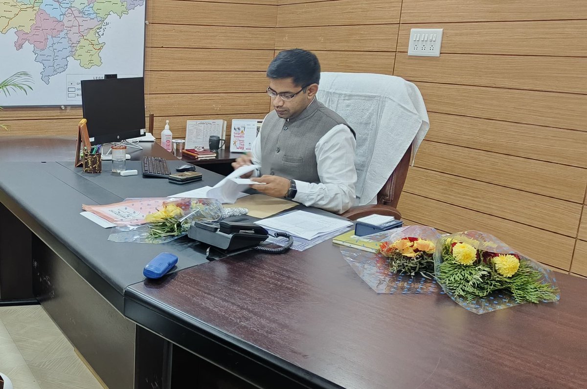 Lokabikashmanc1's tweet photo. Sri V Kreethi Vasan, I.A.S. has taken over charges as Collector &amp; District Magistrate, Koraput yesterday on 31.01.2024. 
Very honestly well come to koraput🌹🌹🌹🌹🌹
@CMO_Odisha @SecyChief @IPR_Odisha
@dmkoraput 
@12_baje https://t.co/OrE7UDvvJs