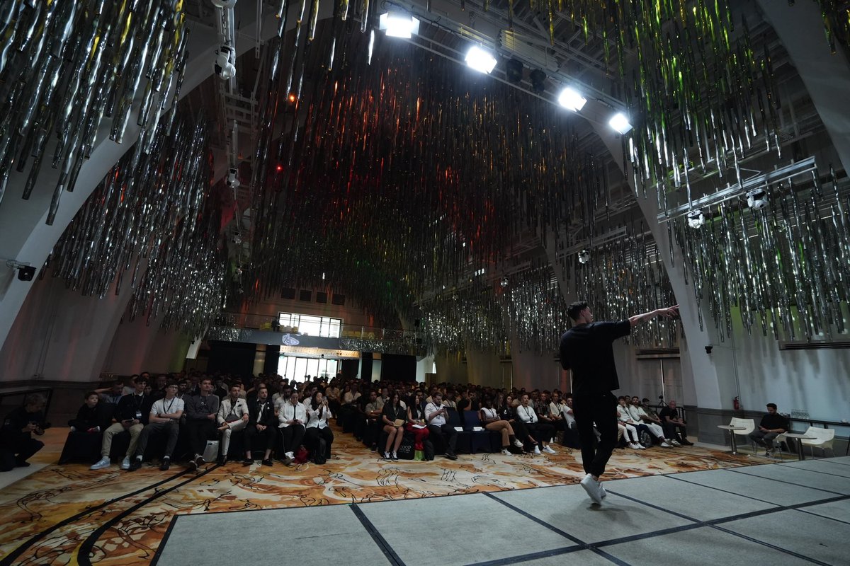 Luke Belmar 👽 tweet media