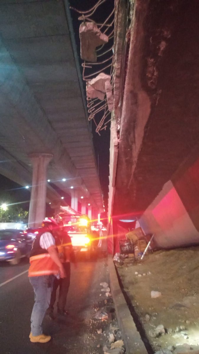 TlalpanAl's tweet photo. ⚠️ #Atención | Se reporta desprendimiento de material del 2º piso de Viaducto #Tlalpan sobre carriles centrales.

#ProtecciónCivil ya realiza acciones de mitigación y delimitación preventiva.

🔀Toma vías alternas y maneja con precaución.

#TlalpanPreviene https://t.co/d81JnDeP9u