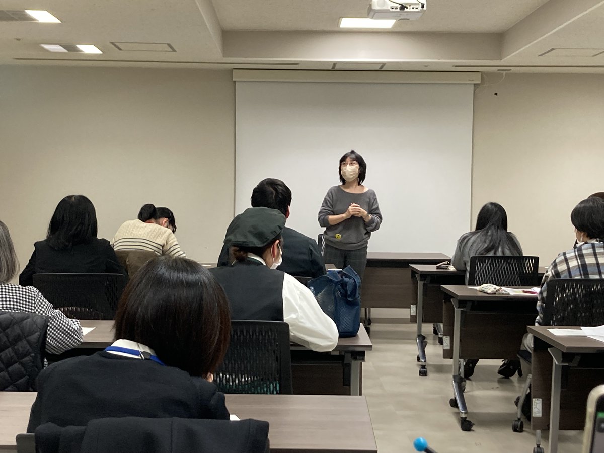 orange_batake_'s tweet photo. 京都高島屋で認知症講座を担当させていただきました。
実は6年前にも講座を開催しましたが
その時より認知症対応の重要さは増しており
熱心に聴いていただきました。
認知症の方が暮らしやすい社会は誰にも暮らしやすい社会です。
今後も活動を続けていきます。

https://t.co/1OmIIRIXFO https://t.co/V3klzTLFrN