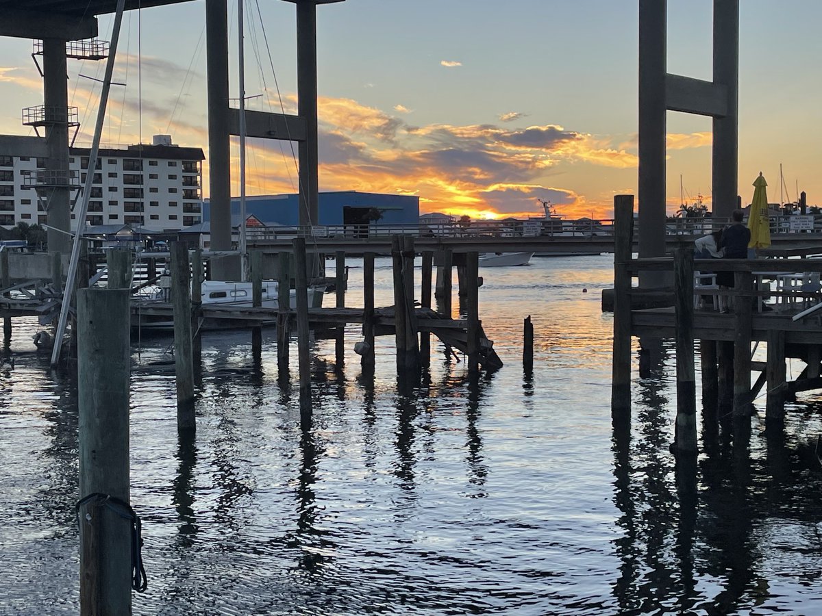 4bhoopster's tweet photo. Sunset at Ft Myers Beach https://t.co/RAJLYI7Ikk