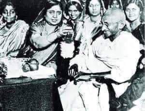 वाल्मीकि बस्ती के मंदिर में गाँधी का कुरान पाठ

छद्म धर्मनिरपेक्षता सेक्युलरिज्म के पितामह महा मानव राष्ट्र पिता महात्मा मोहनदास करमचंद गांधी का एक अद्भुद कारनामा....👌

एक बार वाल्मीकि बस्ती के मंदिर में गाँधी कुरान का पाठ कर रहे थे ....

तभी भीड़ में से एक औरत ने उठकर गाँधी से