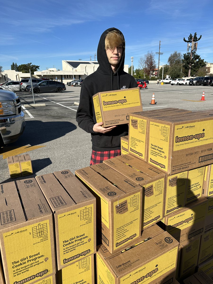 TreyWBlock's tweet photo. Happy to volunteer to help local Girl Scouts distribute cases for cookie sales! Help my sister's troop and girls throughout LA by ordering your cookies here: https://t.co/PjXiAUZAgu https://t.co/IcexkLY8JX