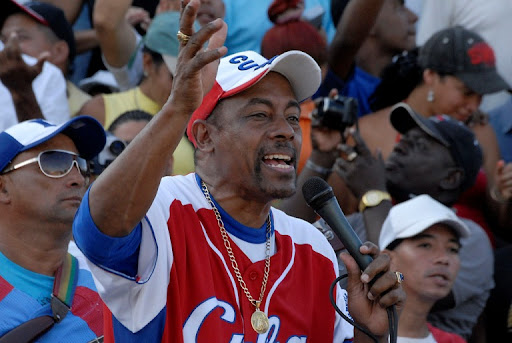 DPalomino10's tweet photo. En #Cuba, la Original de Manzanillo con el gran sonero Cándido Fabré. En #Córdoba la Banda de Manguelito con guapirreo.
#Music #Charanga
#Afrocuba #Salsa @candidofabre59 https://t.co/F7rvagH4iH