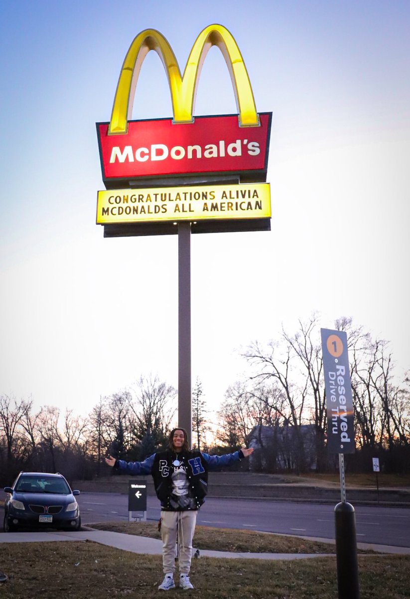 crissha's tweet photo. We celebrated our ๐ Girl today! ๐๐พ๐๐ Youโre FINALLY getting the recognition you deserveโผ๏ธ
#respecttheHop
#demroyalgirls๐๐๐๐
#mcdonaldsallamerican๐๐ @mcgiaiviA1 @HopkinGBB https://t.co/2OLMZ7hdx1