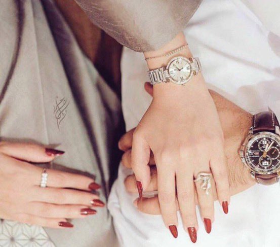 ياليل لي مخلوق غالي على البال
دايم مع صمتك خيالي يراعيه

هـو يسهرك مثلي قصايد وموال
سلم على قلبه وداعب امانيه🤍