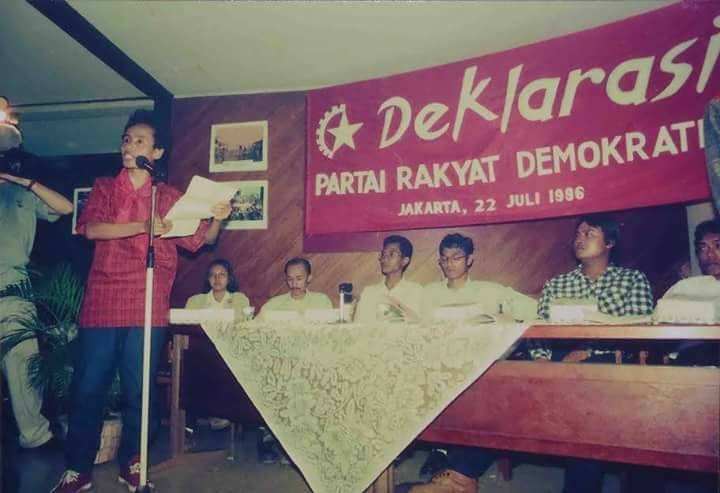 Tukul, ini foto kita yg terakhir, setelah ini kita berpisah krn diburu aparat. Aku dipenjara, dan kau melanjutkan perlawanan dibawah tanah. Ketika aku bebas dr penjara justru kau tak kujumpai. Kamu diculik &amp; blm dikembalikan. Kau sekarang dimana Kul? Apakah kau msh hidup? #kangen