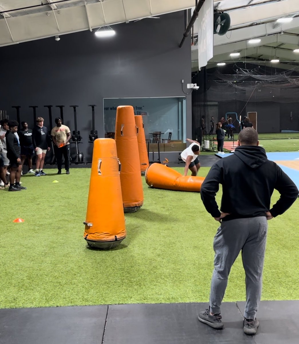 JaCoriwms's tweet photo. @CoachL__  @BraylynFarring1 @CurtisOliverAv1 @PrepRedzoneAL @AL6AFootball @PrepsAlabama00 @DexPreps @Calera_Football @CaleraRecruit @ScottRials14 @HSfbscout @theucreport @maxpreps @gregbiggins @swiltfong247 @scnext

 #stepbysteptraining #jacoriwilliamson #defensiveendtraining https://t.co/gasd0QadCf