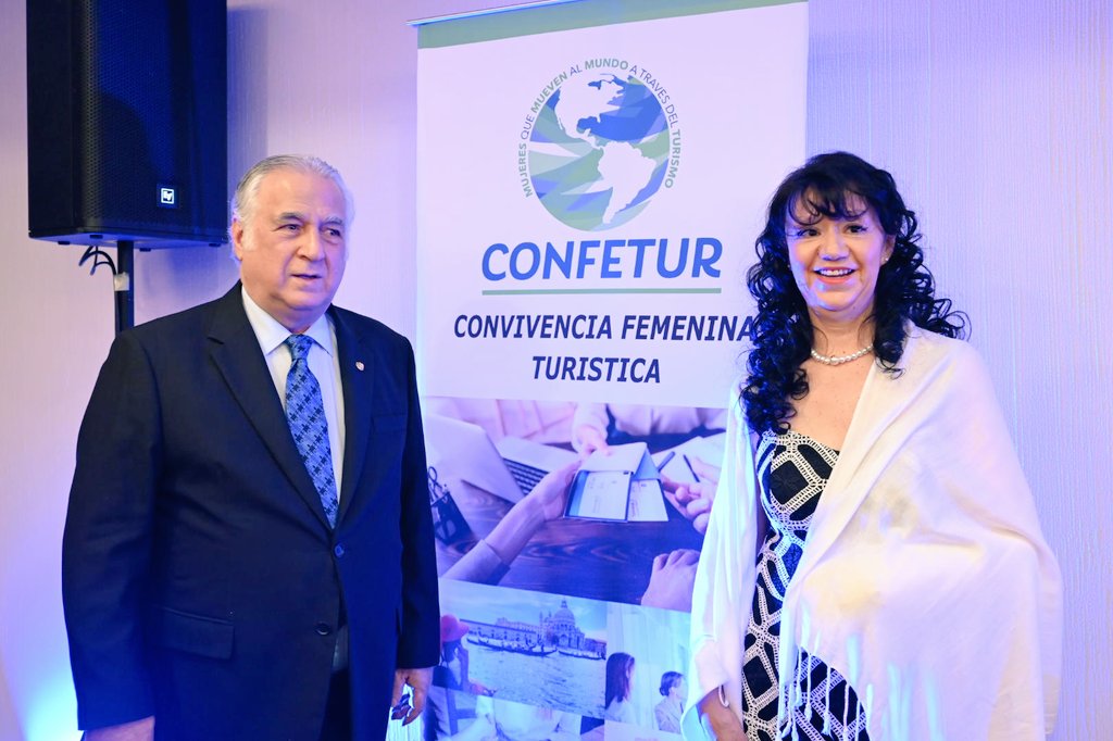 NexosTuristicos's tweet image. SECTUR FEDERAL TOMA PROTESTA A NUEVA MESA DIRECTIVA 2024 DE CONFETUR 

El secretario de Turismo del @GobiernoMX @TorrucoTurismo @SECTUR_mx, destacó que las mujeres talentosas, emprendedoras y competitivas, son ejemplo de empoderamiento, trabajo y productividad en el mercado