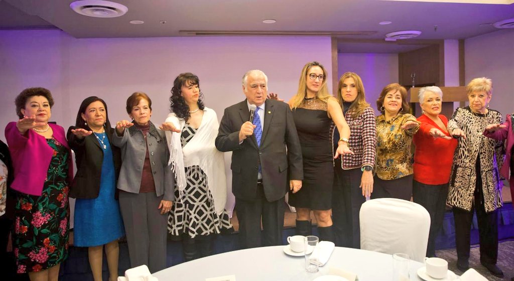 NexosTuristicos's tweet image. SECTUR FEDERAL TOMA PROTESTA A NUEVA MESA DIRECTIVA 2024 DE CONFETUR 

El secretario de Turismo del @GobiernoMX @TorrucoTurismo @SECTUR_mx, destacó que las mujeres talentosas, emprendedoras y competitivas, son ejemplo de empoderamiento, trabajo y productividad en el mercado