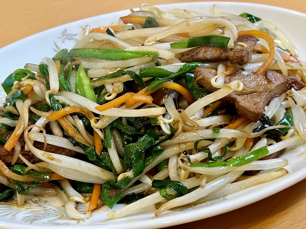 sunocean8jo's tweet photo. #八丈島のおいしいお店 紹介！
サンオーシャンがある八重根には飲食店が1軒しかありません。宿から徒歩で行ける町中華「一平」はテーブル3席、小上がり1席、カウンター2席の小さなお店です。お昼は地元の人でいっぱい！レバニラおいしいです♪😋
#八丈島 #中華一平 #町中華 #サンオーシャン八丈島 https://t.co/uJQOKIcVm5