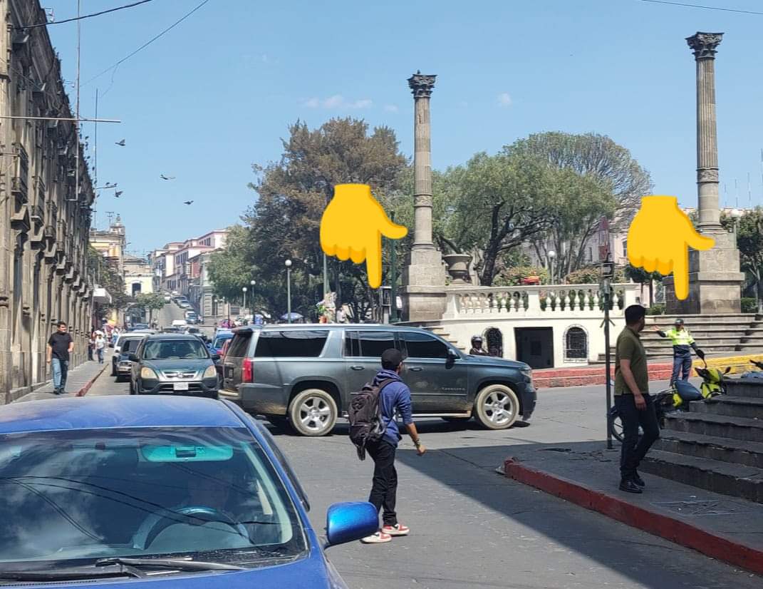 lavozdexela's tweet photo. LA VOZ DEL VECINO | "Hoy, a eso de las 12:45 del mediodía, los policías de tránsito bloquearon durante varios minutos todo el paso en la 12 avenida de la zona 1 de Xela. Al principio pensé que se trataba de una emergencia o del paso de alguna ambulancia, sin embargo, todo lo hicieron para que pudiera pasar sin ninguna interrupción el carro del alcalde y su comitiva. ¿Qué corona se tienen ellos para circular con exclusividad en las vías?", seguidor.
📲La Voz de Xela / Leonel Rodas