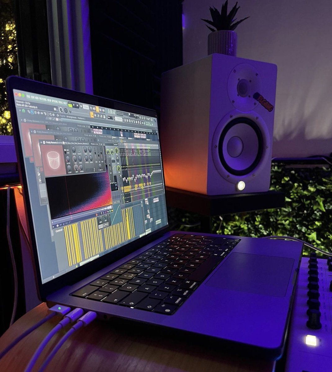 LabelSubmission's tweet photo. Late Nights. Early Mornings #StudioLife https://t.co/vOS7z87C5k