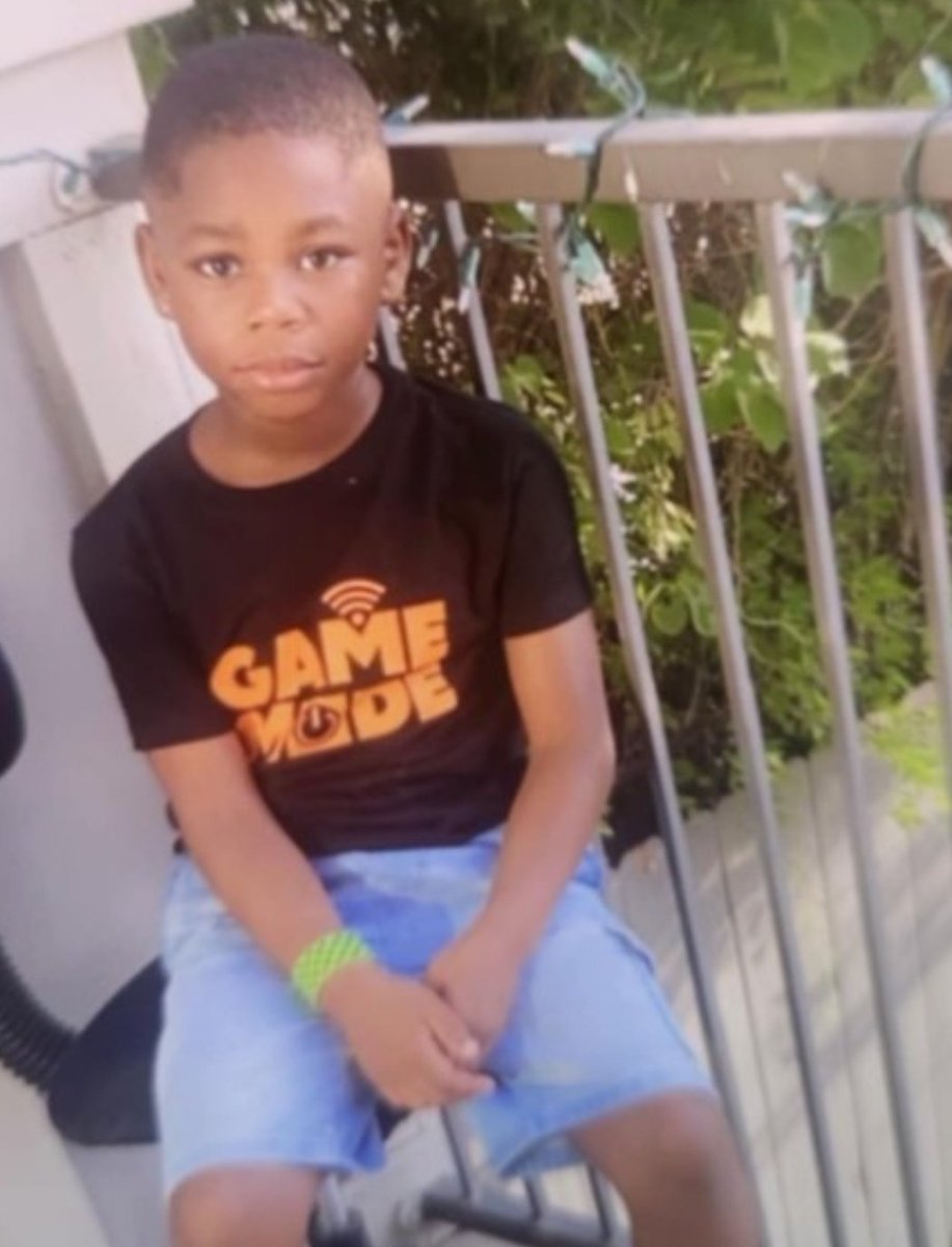 TEXAS TWEEPS! Missing child alert!🚨 Police in Little Elm, TX are lookin for a missing 10yr-old: Kylin Arnold was last seen walking out of an apt complex on University Dr in light-colord hoodie, dark joggers & dark shoes. He's 5 feet tall/90 lbs/black hair/brown eyes. Call 911.