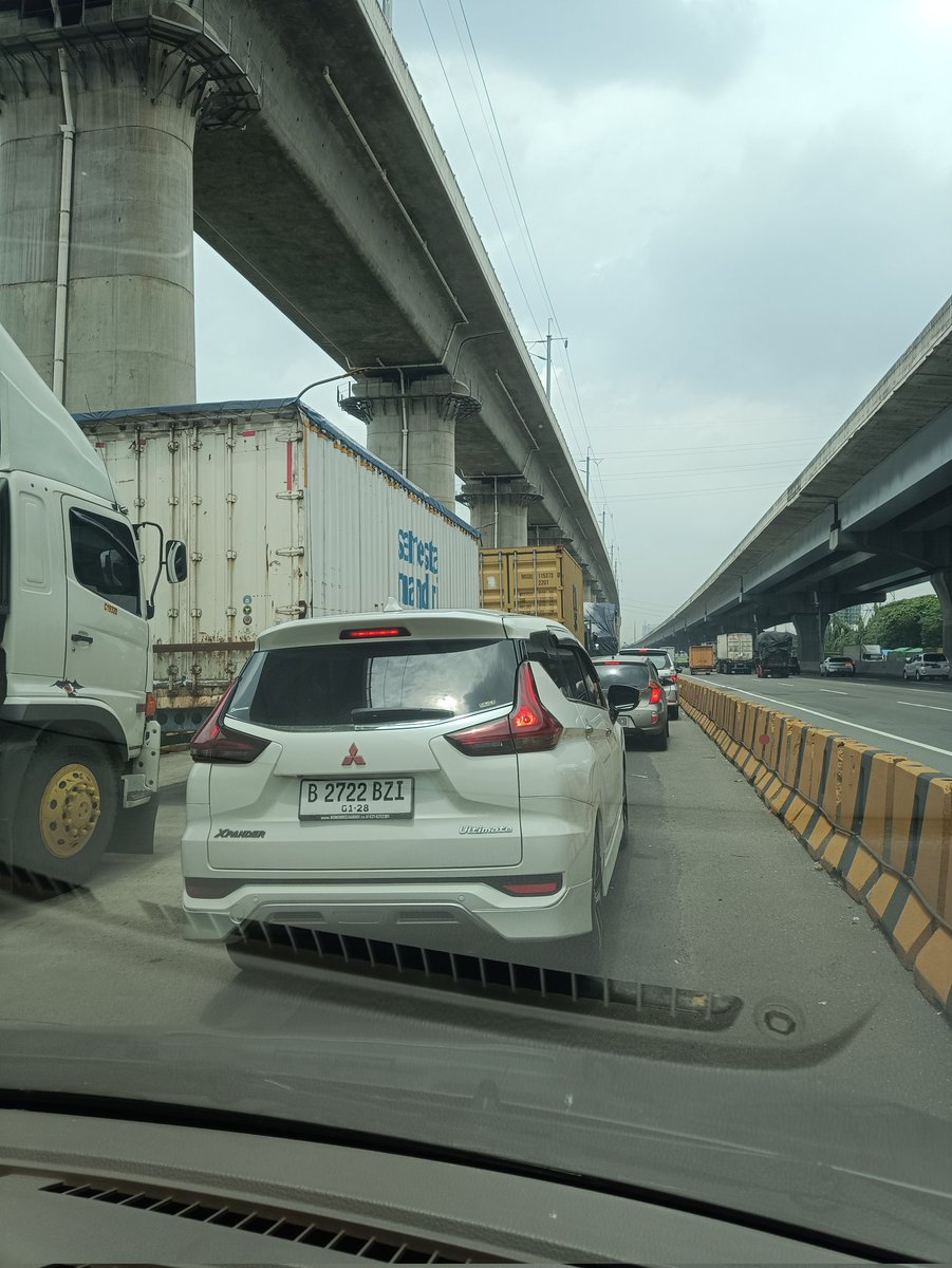 saptops's tweet photo. @PTJASAMARGA tolong di setiap pintu masuk rest area khususnya di KM.19B (JAPEK) di tempatkan petugas utk atur masuk kendaraan masuk, truk2 sering ambil terlaku kanan jadi kendaraan lain susah masuk :( https://t.co/E4RBokqojt