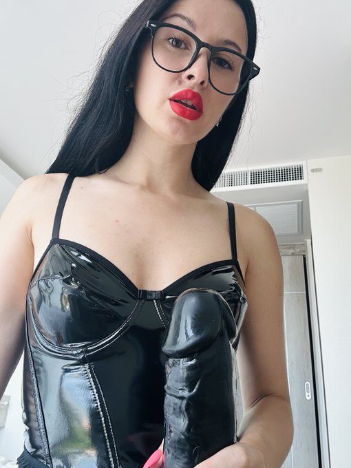 What are you looking at, paypig? Send me my tribute! https://t.co/hfMG1CW74w