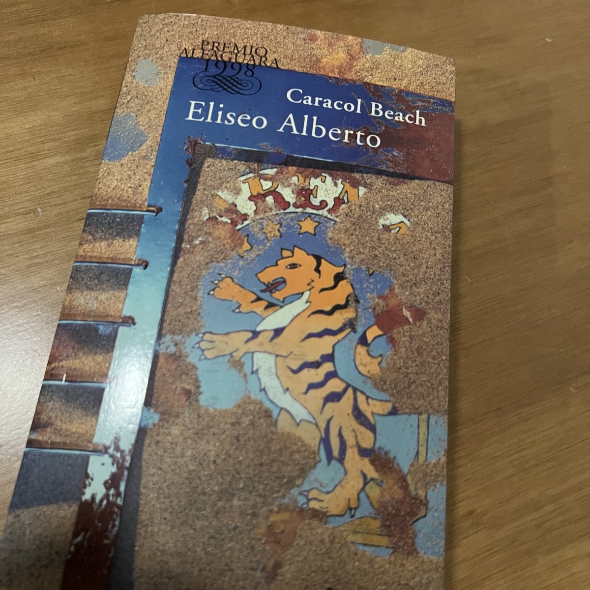 Aquí vamos, en un nuevo y urgente intento por reencontrarme con la literatura.

Gracias a #SanLibrario por hacerlo siempre posible.

#CaracolBeach #EliseoAlberto