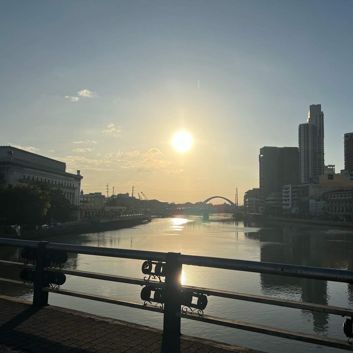 RhyssaLeane's tweet photo. Appreciating the beautiful view. We could all learn something from someone, so itโs up to us how weโll learn from them. Happy Thursday! ๐
#sunset #view #photography #nofilter #thirstdaythursday https://t.co/ZqV2v0zdNG