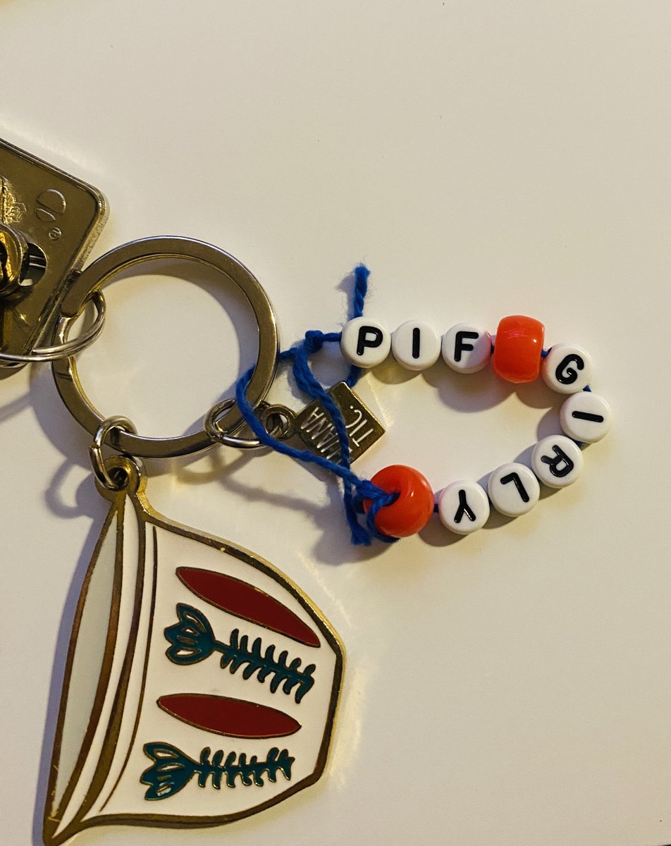 Mes adorables élèves de la classe de #FLS en #immersion m'ont offert hier ce bracelet que j'ai décidé d'attacher à mon porte-clés personnel. Guess I am one of them now. I'm a PIF girly!💪