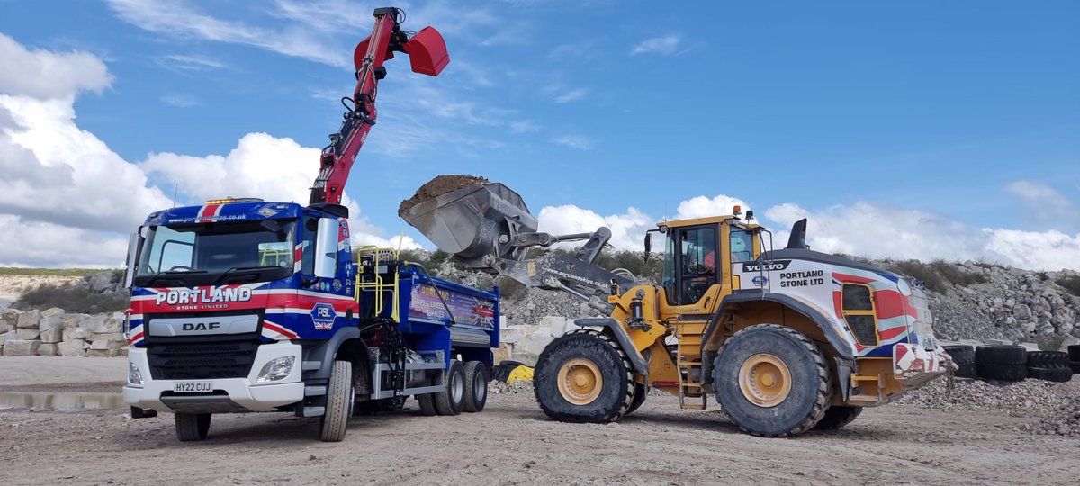 PortlandSkips's tweet photo. 🧐Need your loose aggregates lifted over the fence or wall into your garden ready? Just ask for the GRAB to deliver it!👍

☎️01305 860044 https://t.co/TZZygEfXd1